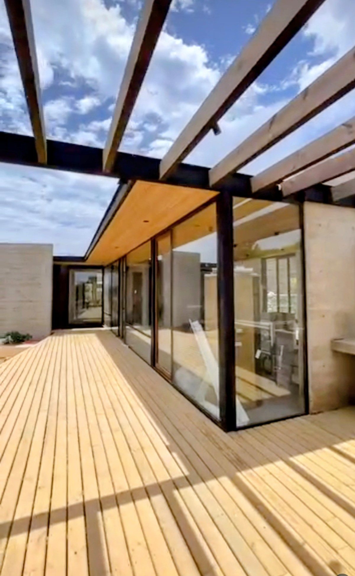 Terraza con estructura de vidrio y aluminio instalada por Panorámica Glass